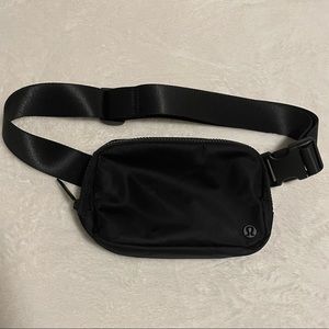 Lulu Lemon Cross Body Bag - Black